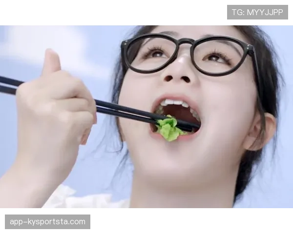 史梦瑶训练完随手啃个苹果，这自律程度真让人无语