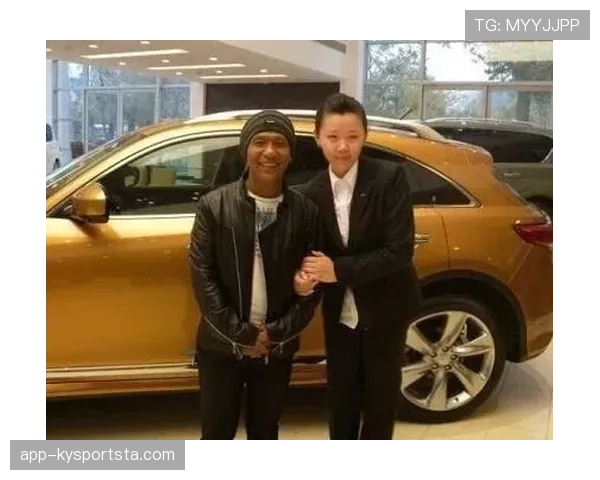 孙铭徽训练室外居然不是豪车堆满 而是三轮车旁边吃泡面？